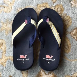 Vineyard vines flip flops